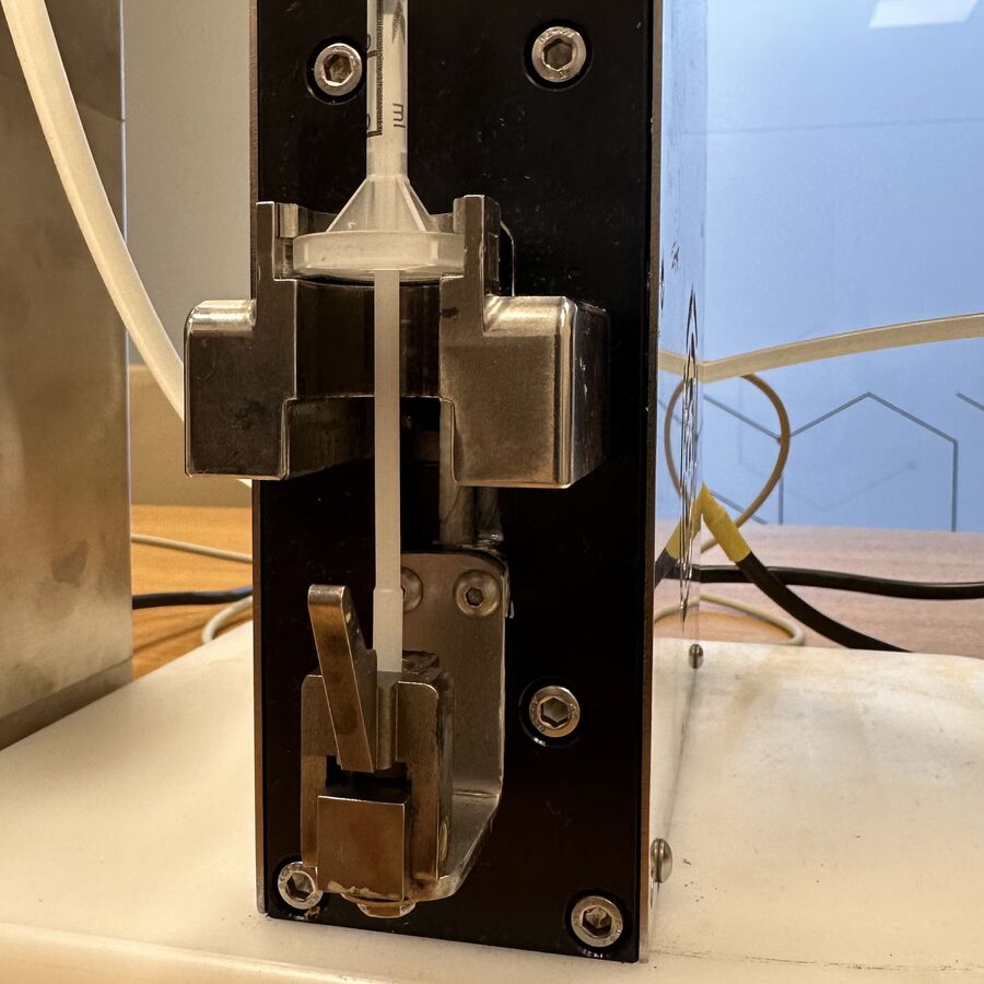 Syringe mounted in the ADDS dosing head